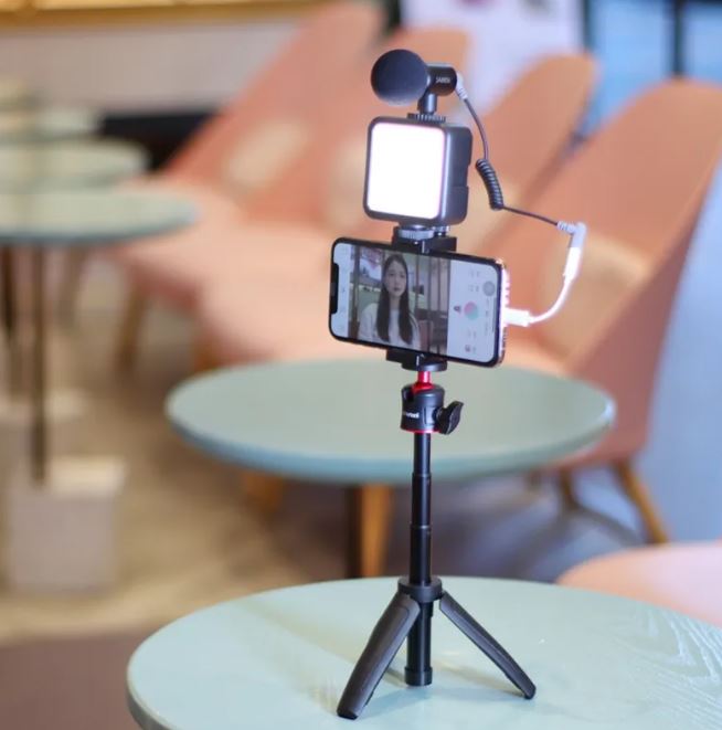 Mobile Phone Vlog Selfie Stick with Fill Light Bracket