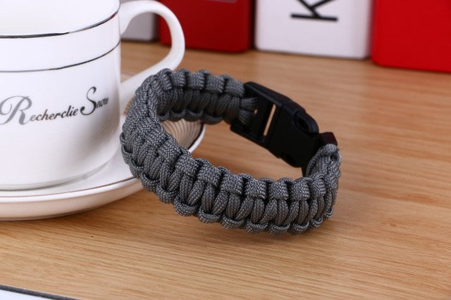 Outdoor Survival Paracord Bracelet for DIY Team Building